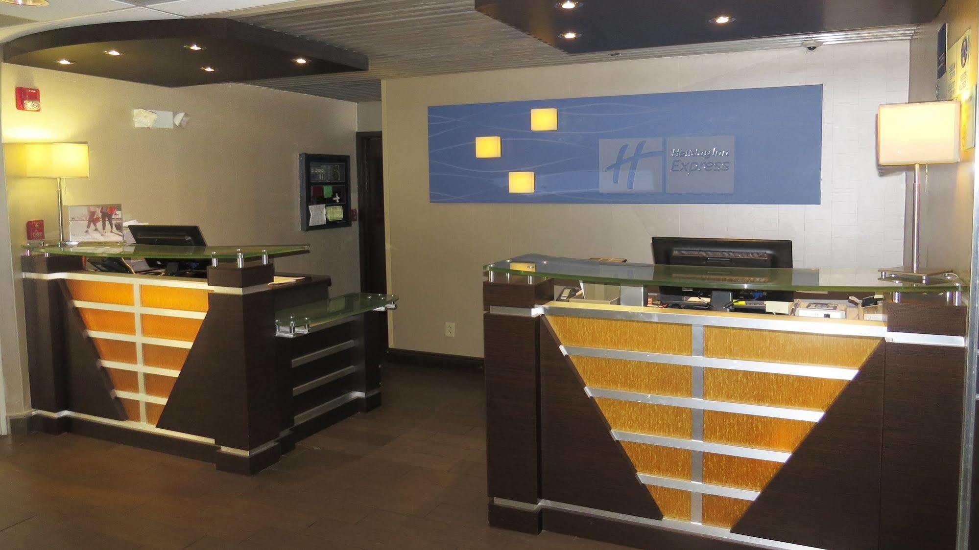 Holiday Inn Express & Suites - Oxford By Ihg Exterior photo